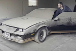 Camaro Z28 1983 года с пробегом 28 тыс. км. впервые за 12 лет помыли