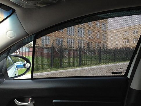 Водителям в РФ назвали главные опасности солнцезащитных экранов в автомобиле