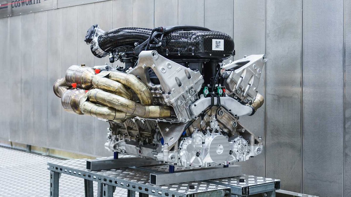 Aston Martin Valkyrie обнажила сердце: показан великолепный двигатель V12 Cosworth