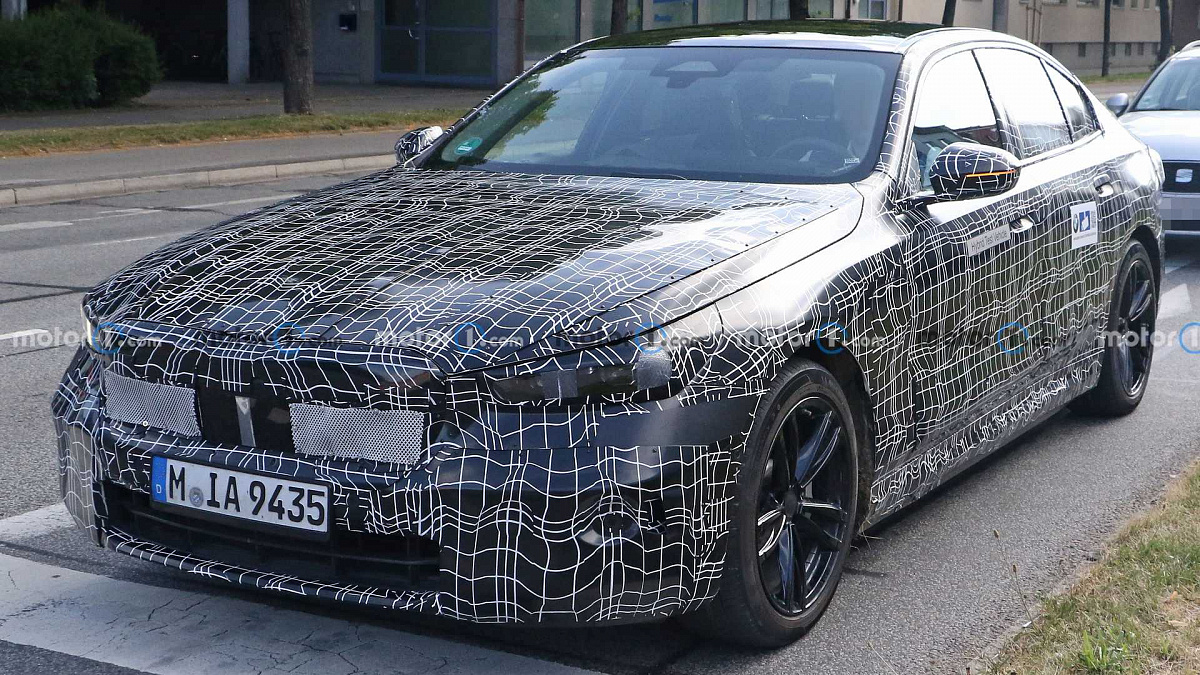 Компания BMW впервые продемонстрировала серийные фары седана BMW 5-Series 2023 года