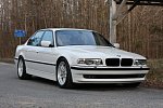 Старенький BMW 740i получил мощный тюнинг