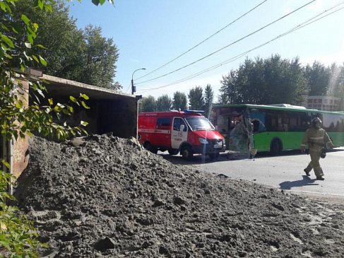 В Тюмени столкнулись пассажирский автобус и самосвал