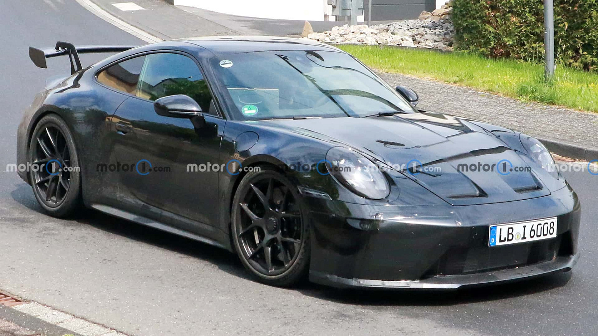 Компания Porsche тестирует обновленный Porsche 911 для трека