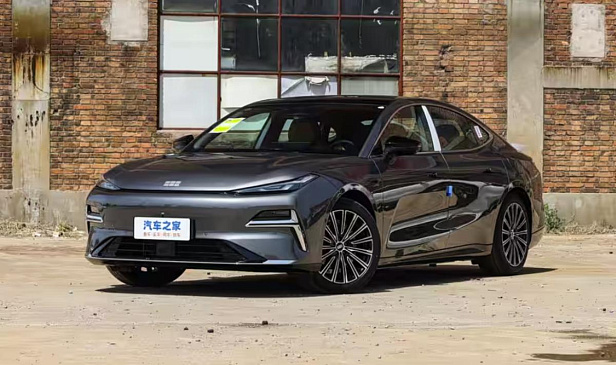 Предзаказ на Geely Galaxy 8 с новым салоном откроется 9 мая 