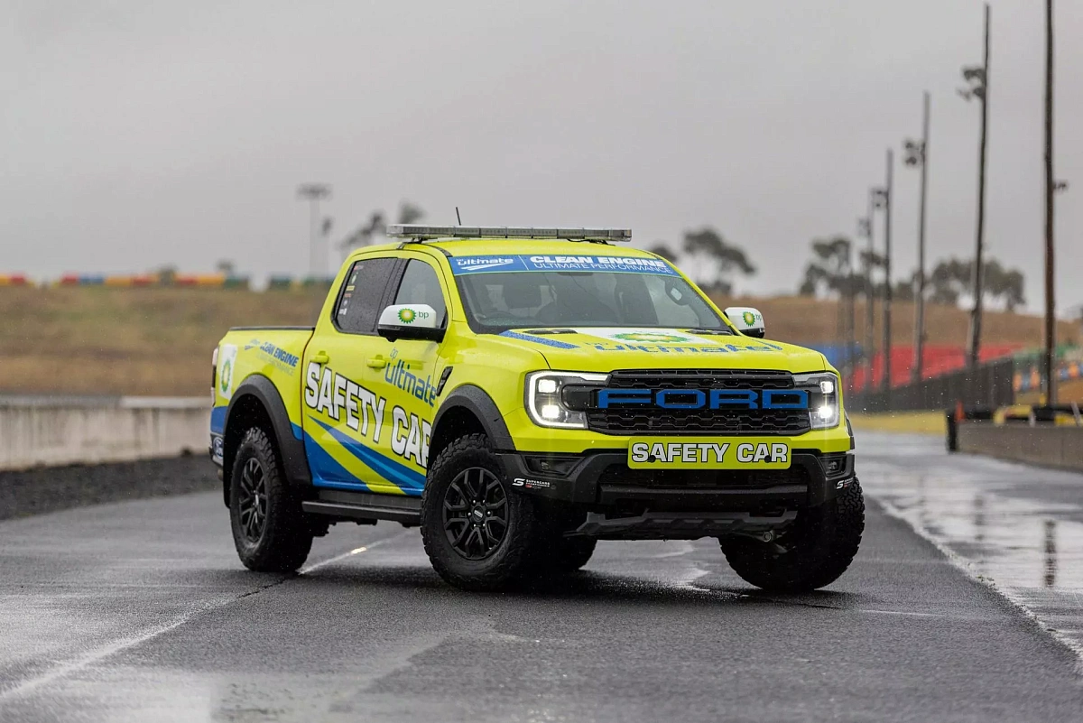 Пикап Ford Ranger Raptor стал машиной безопасности кольцевых гонок