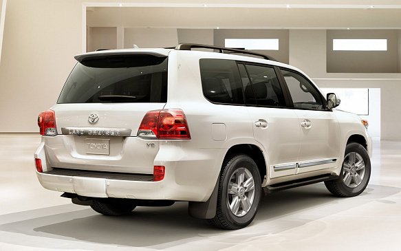 В России взлетели в цене почти все комплектации Toyota Land Cruiser 