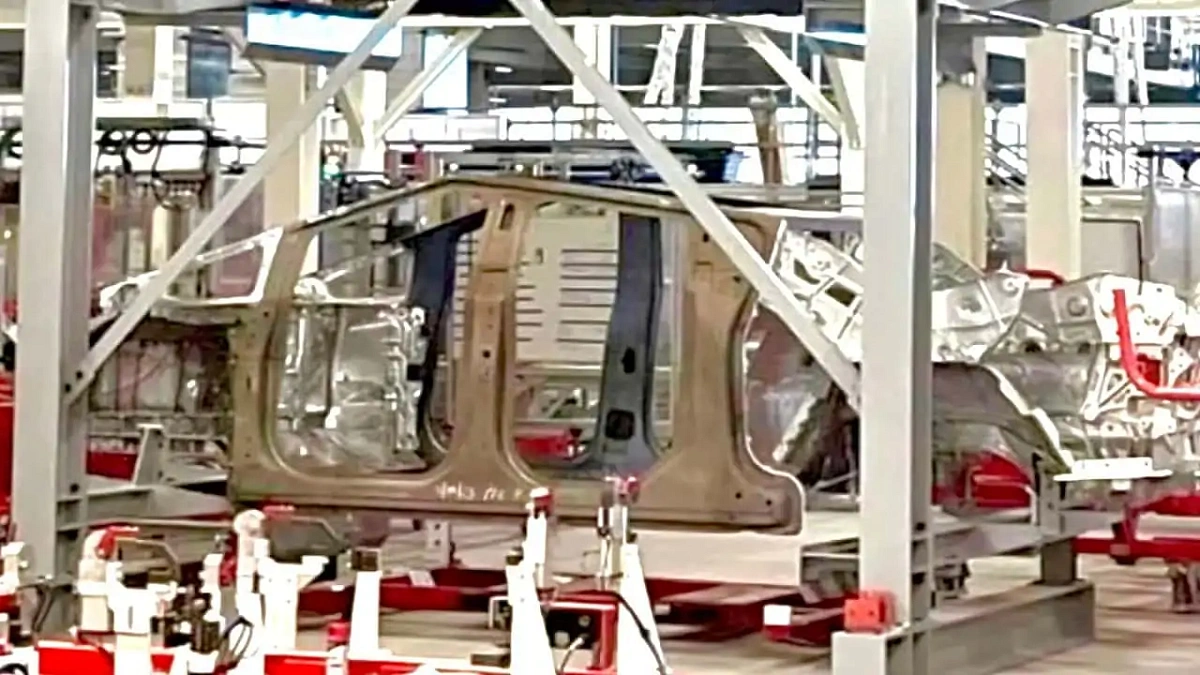На этом фото показан голый кузов электрического пикапа Tesla Cybertruck 