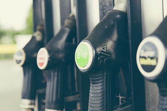  Нефтяники попросили повысить цены на бензин на пять рублей 