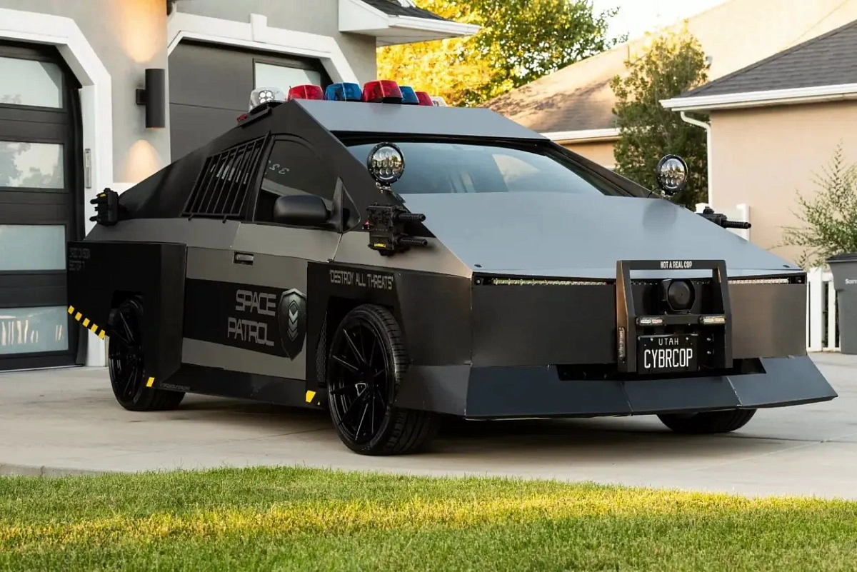 Cybercop или странная машина полиции, похожая на Tesla Cybertruck и сделанная из Toyota Cybercop или странная машина полиции, похожая на Tesla Cybertruck и сделанная из Toyota