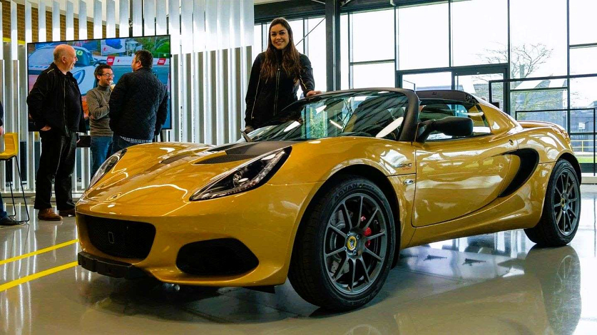 Последний экземпляр спорткара Lotus Elise передан Элизе Артиоли, в честь которой он и был назван