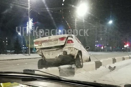 В Красноярске после ДТП иномарка оказалась на дорожном разделителе