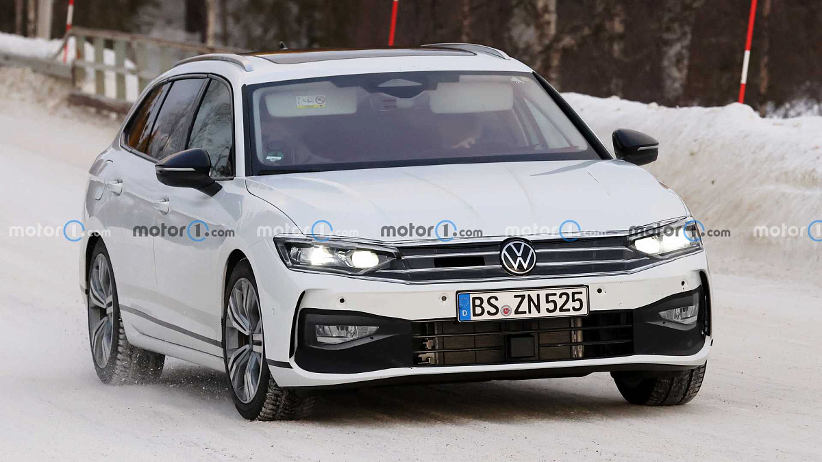 В Сети продемонстрировали новый Volkswagen Passat Wagon на шпионских фотоснимках в Швеции