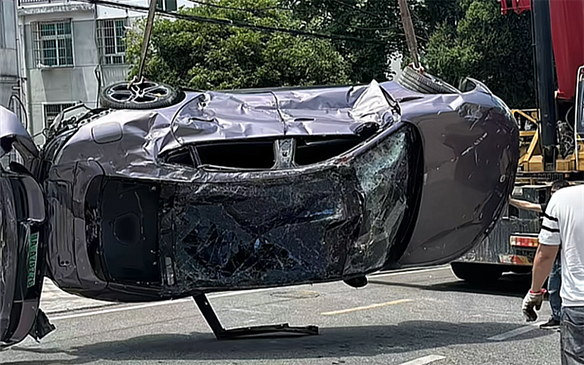 Новейший Xiaomi SU7 Max пережил столкновение с грузовиком 