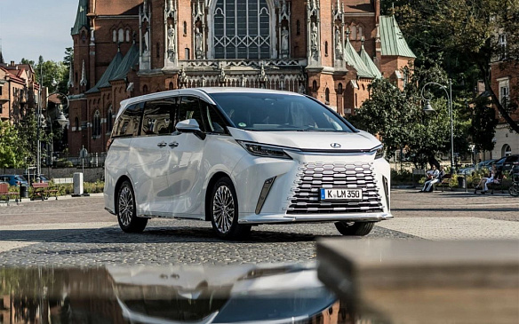 Первый в истории минивэн Lexus на базе Toyota Alphard теперь можно купить в России