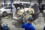 В сети показали детальное видео кузовного ремонта Tesla Model 3