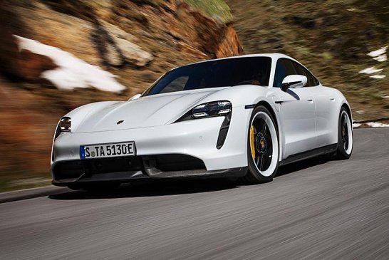 Вот это скорость – электрический седан Porsche Taycan Turbo S гоняет по автобану