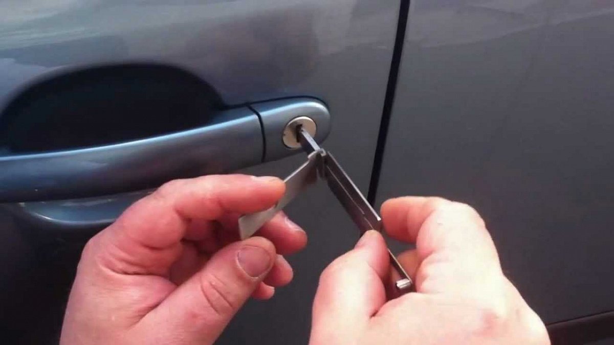Открытие замка автомобиля без ключа