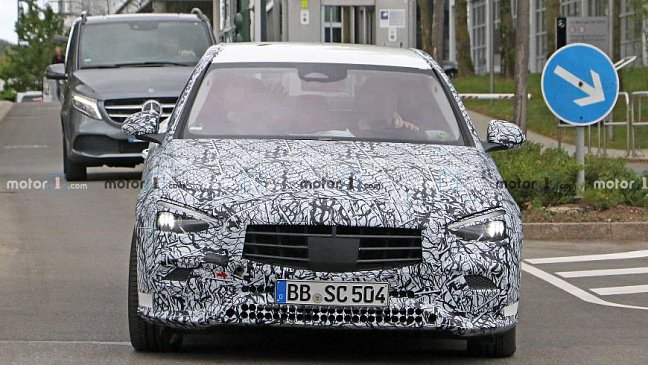 На тестах замечен прототип обновленного Mercedes-Benz C-Class 2022 