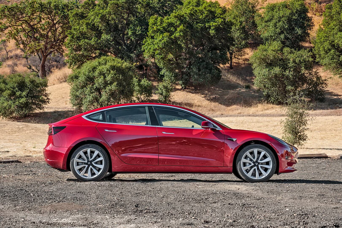 Электрокары Tesla Model 3 и Y откажутся от подрулевых переключателей в пользу сенсорных кнопок на руле