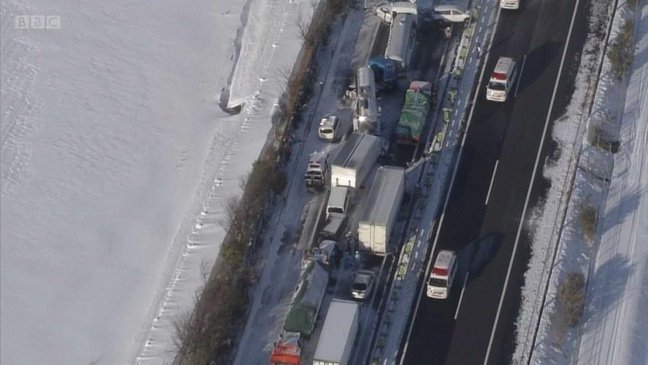 Снежная буря в Японии привела к крупномасштабной аварии 