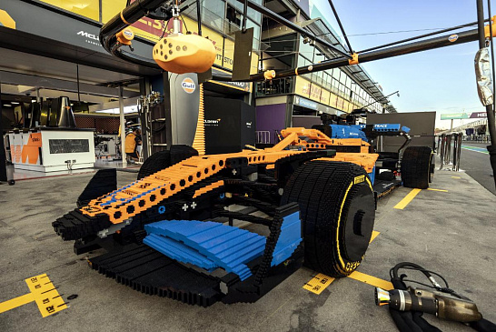 Компания LEGO представила полноразмерную модель гоночного болида McLaren F1 на Гран-при Австралии