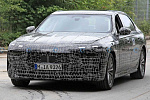 Новый BMW 7 серии 2023 года показали на шпионских фото с серийными фарами