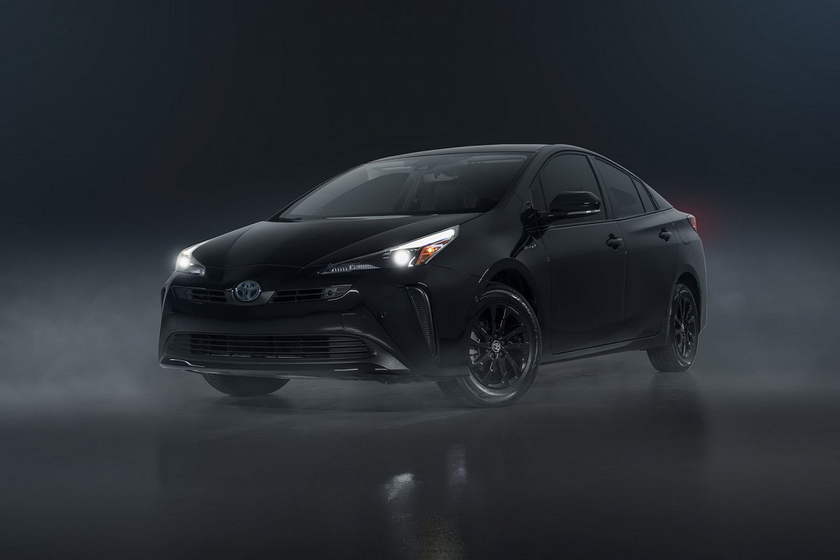 Гибрид Toyota Prius 2022 года получил в США черную спецверсию Nightshade