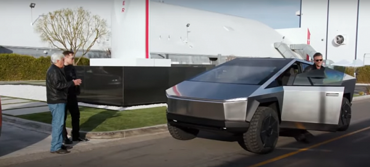 Илон Маск прокатился на пикапе Tesla Cybertruck