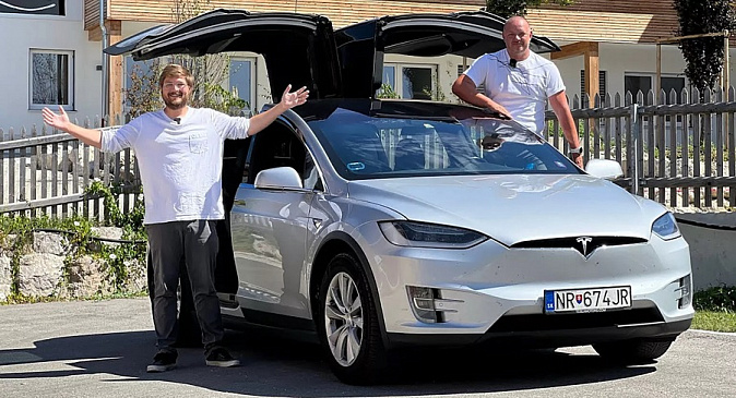 В Сети рассказали о поведении электромобиля Tesla Model X после 321 869 км пробега