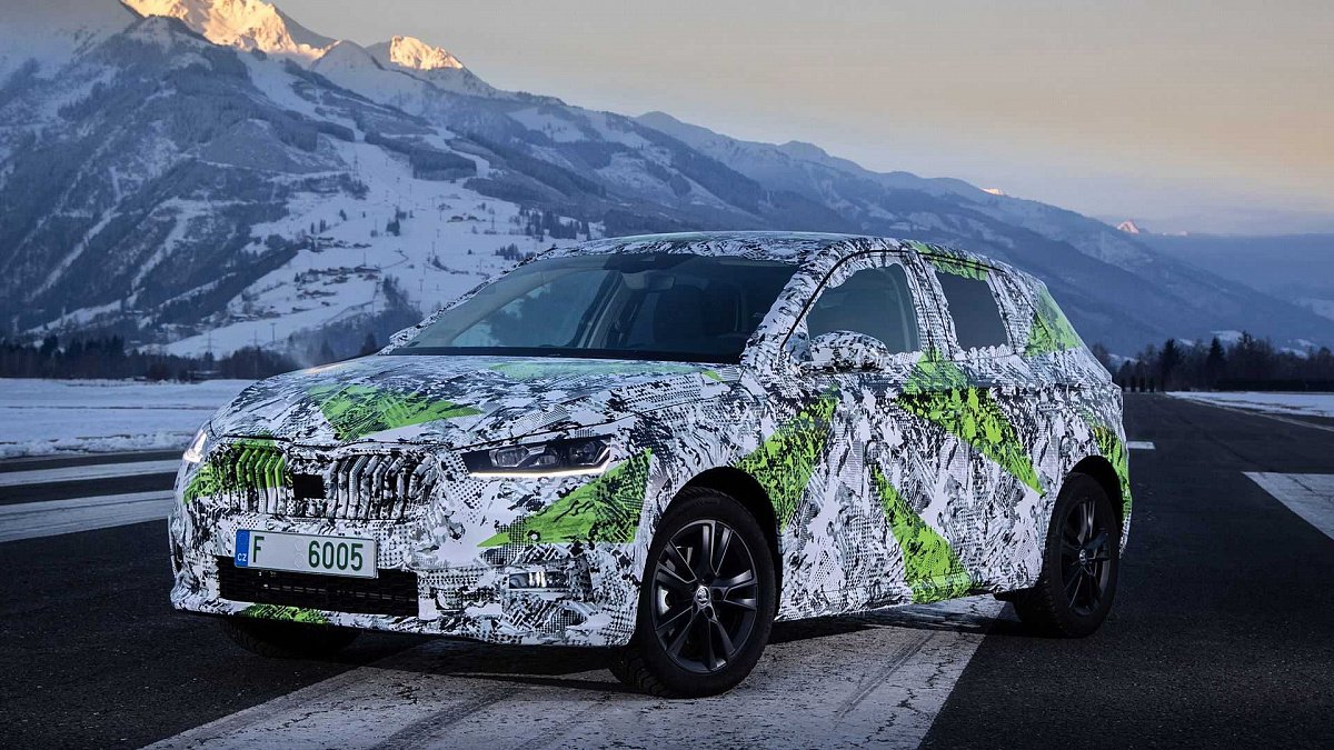 Skoda показала новый хэтчбек Fabia 2021 года в маскировке на официальных снимках