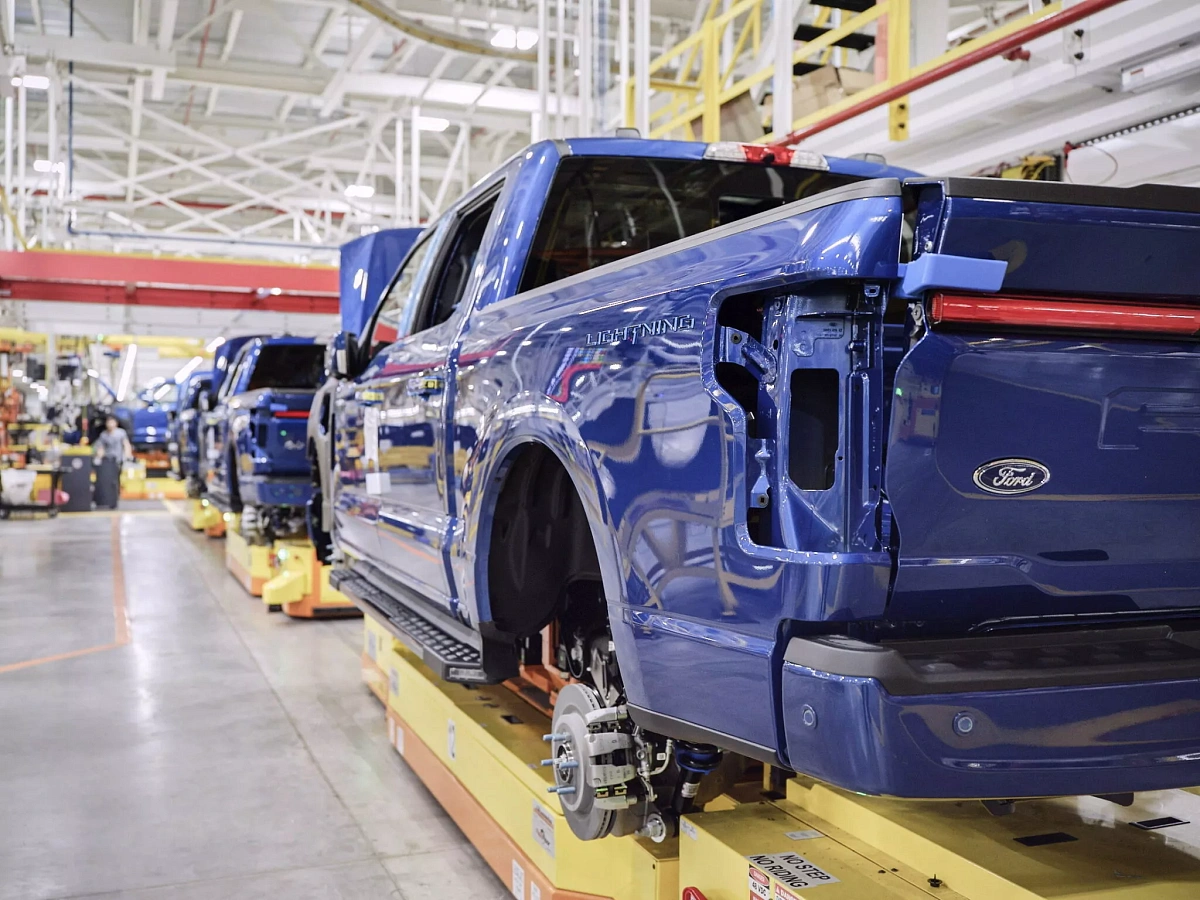 Ford сократил производство пикапа F-150 Lightning в 2 раза из-за плохого спроса на электромобили