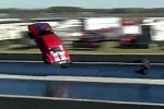 Во время гонки, красный Chevy Camaro взлетел, но не разбился