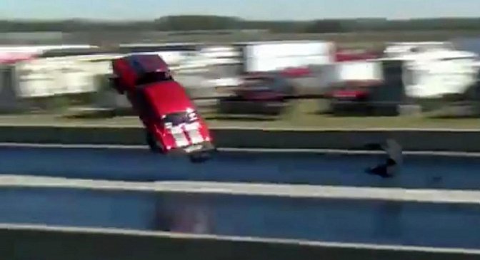 Во время гонки, красный Chevy Camaro взлетел, но не разбился