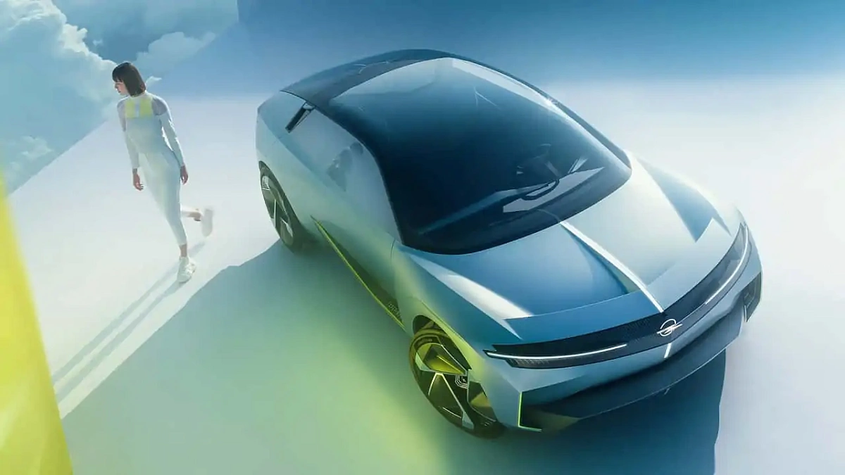 Компания Opel презентовала концепт кроссовера Opel EV со складным рулевым колесом