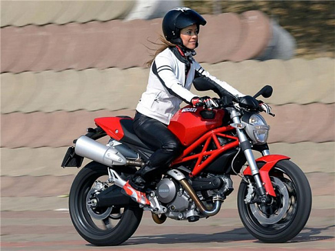 По данным ГК АВТОDOM количество женщин за рулем мотоциклов увеличилось на 20%