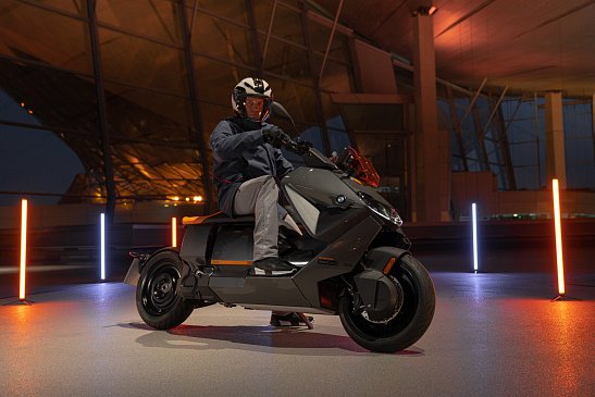 BMW представляет футуристический электрический скутер CE 04 с запасом хода в 128 км