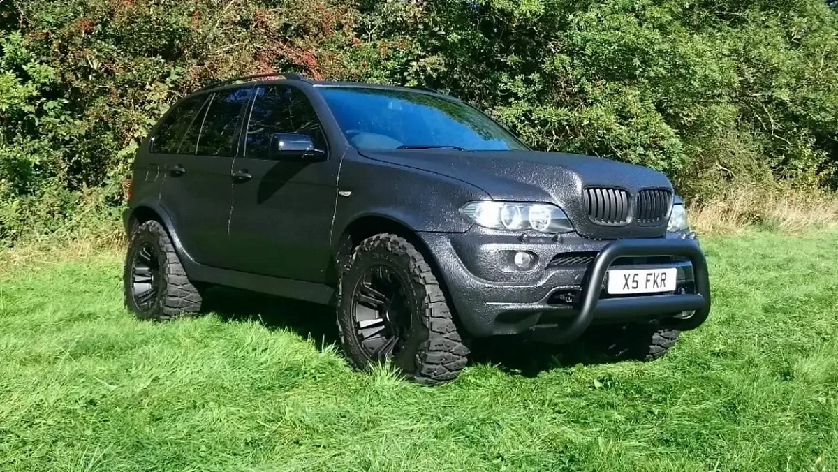 Кроссовер BMW X5 получил горб на "носу" и чешуйчатую краску кузова Кроссовер BMW X5 получил горб на "носу" и чешуйчатую краску кузова