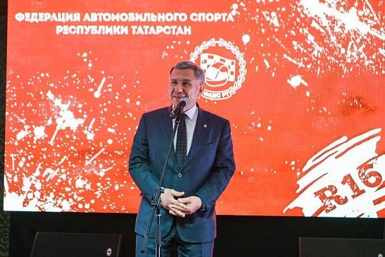 Минниханов вручил награды татарстанским автогонщикам