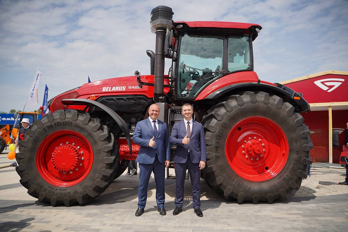 Показан белорусский титан: На международной выставке представили самый мощный в мире трактор