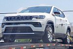 Гибридный Jeep Compass 2022 года заметили на автовозе 