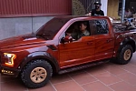 Посмотрите, как сын собирает деревянную копию Ford F-150 Raptor для своего отца