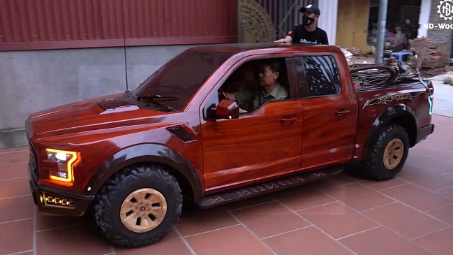 Посмотрите, как сын собирает деревянную копию Ford F-150 Raptor для своего отца