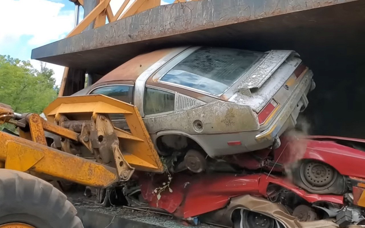 В Сети опубликовали видео утилизации старых автомобилей
