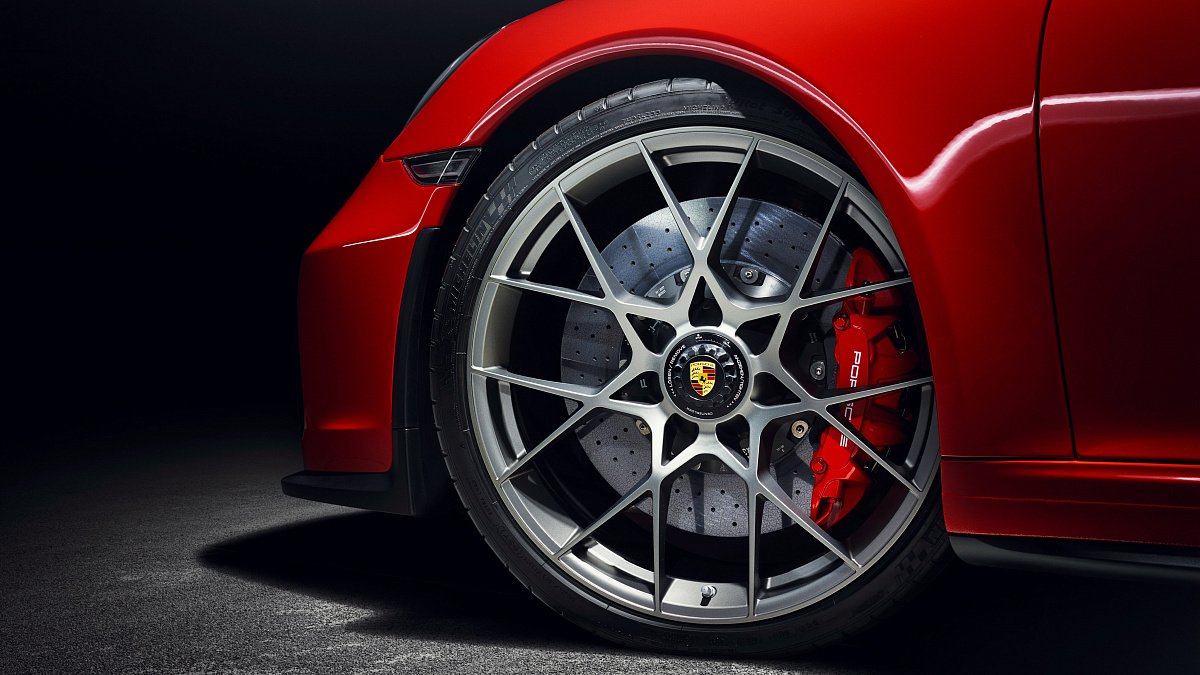 Porsche не станет использовать самовыравнивающиеся колпачки на колесах