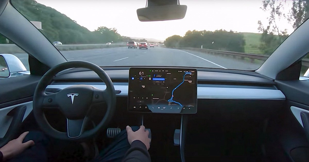 Tesla продемонстрировала работу беспилотника нового поколения в реальных условиях