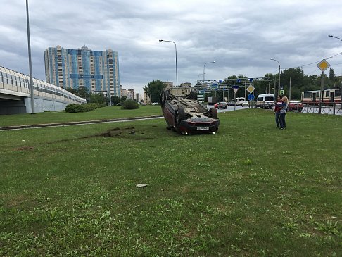В Санкт-Петербурге на КАД перевернулся автомобиль