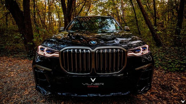 Тюнинг-ателье Vilner обтянуло салон BMW X7 кожей