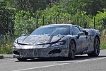 Фотошпионы сфотографировали гибрид Ferrari V6 с сильно замаскированным серийным кузовом