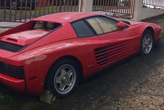 Суперкар Ferrari Testarossa оставили под солнцем на 17 лет