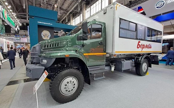 Новый полноприводный Урал-80 стал базой для вахтового автобуса